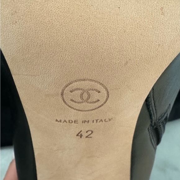 CHANEL ankle boot bootie cap toe black leather gold tone interlocking CC logo - Picture 8 of 8